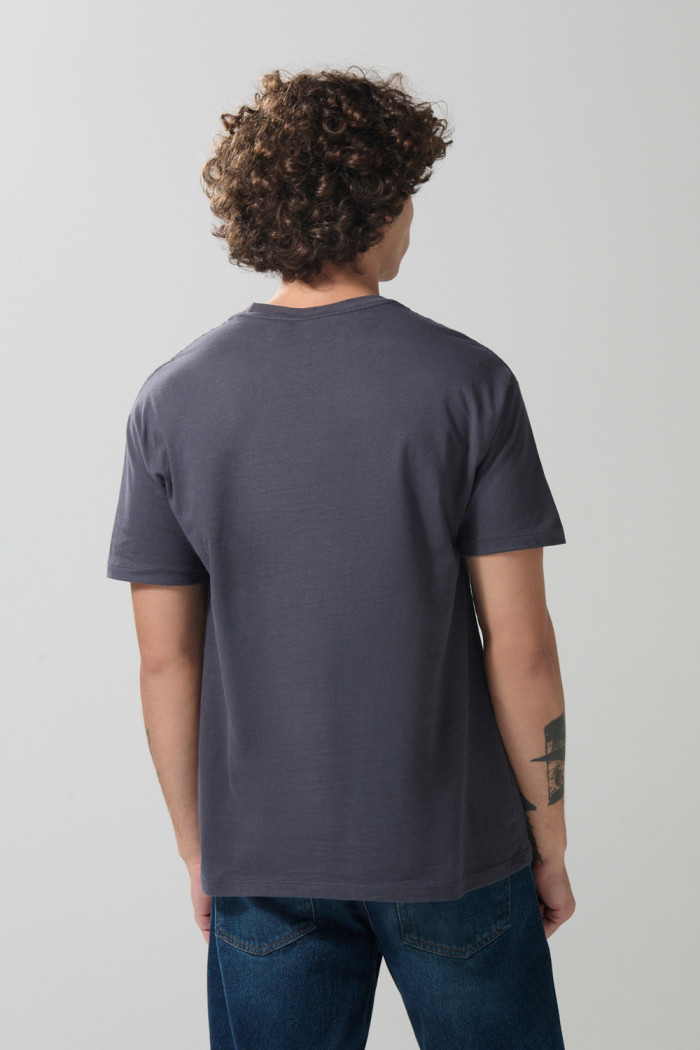 Camiseta gris intensa de Coca-Cola con manga corta