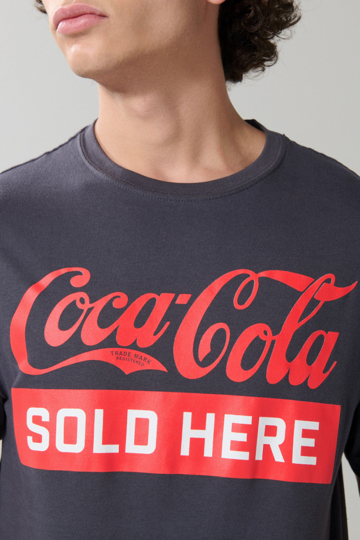 Camiseta gris intensa de Coca-Cola con manga corta