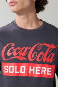 Camiseta gris intensa de Coca-Cola con manga corta