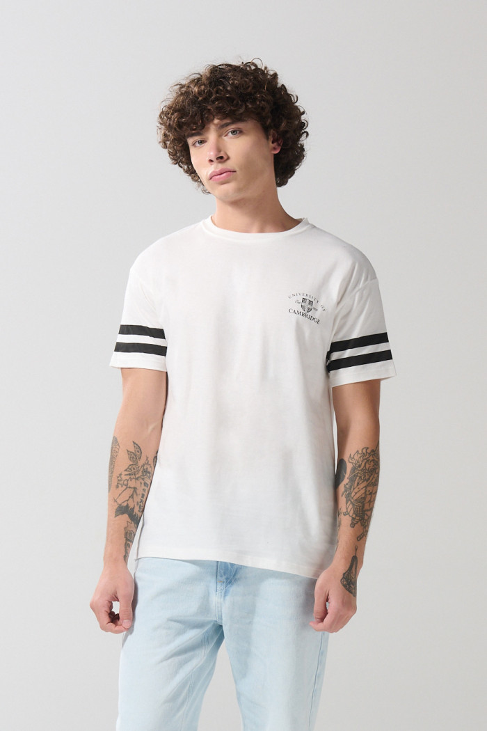 Camiseta cuello redondo crema con diseños de Cambridge