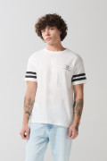Camiseta cuello redondo crema con diseños de Cambridge