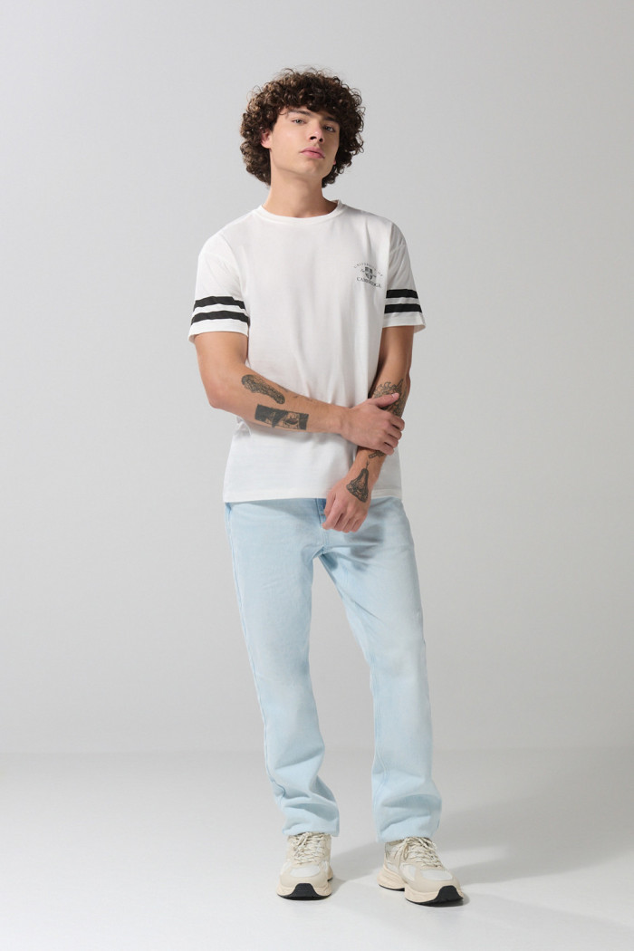 Camiseta cuello redondo crema con diseños de Cambridge