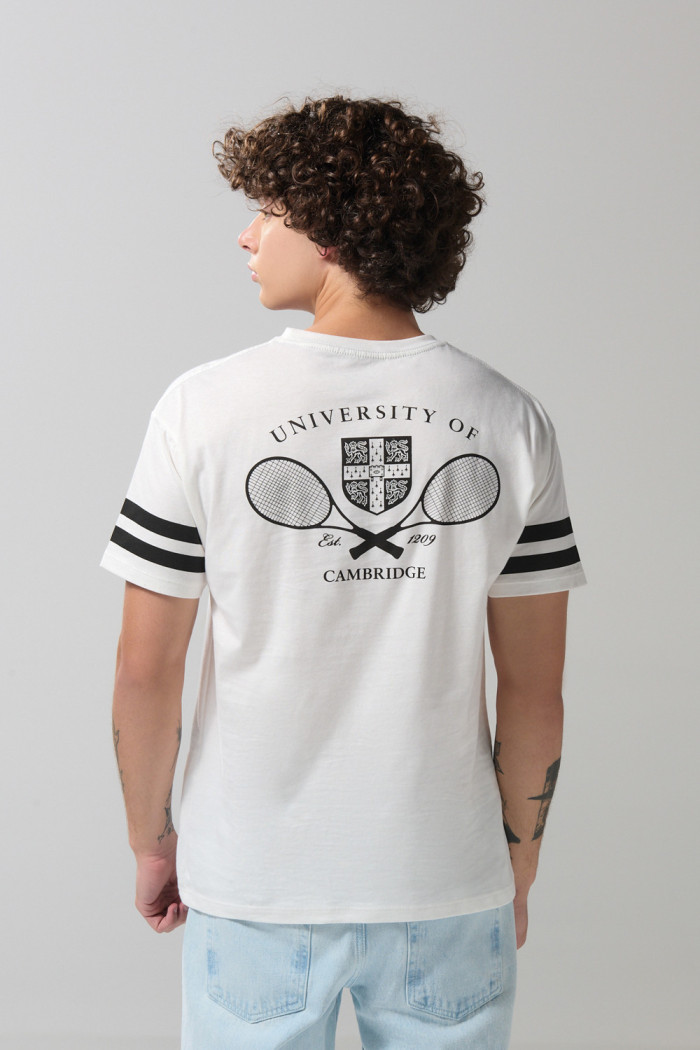 Camiseta cuello redondo crema con diseños de Cambridge