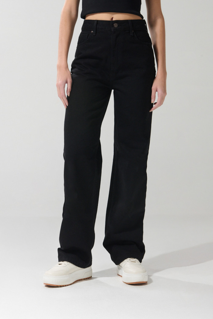 Jean tipo 90´S bota recta negro con bolsillos y tiro alto