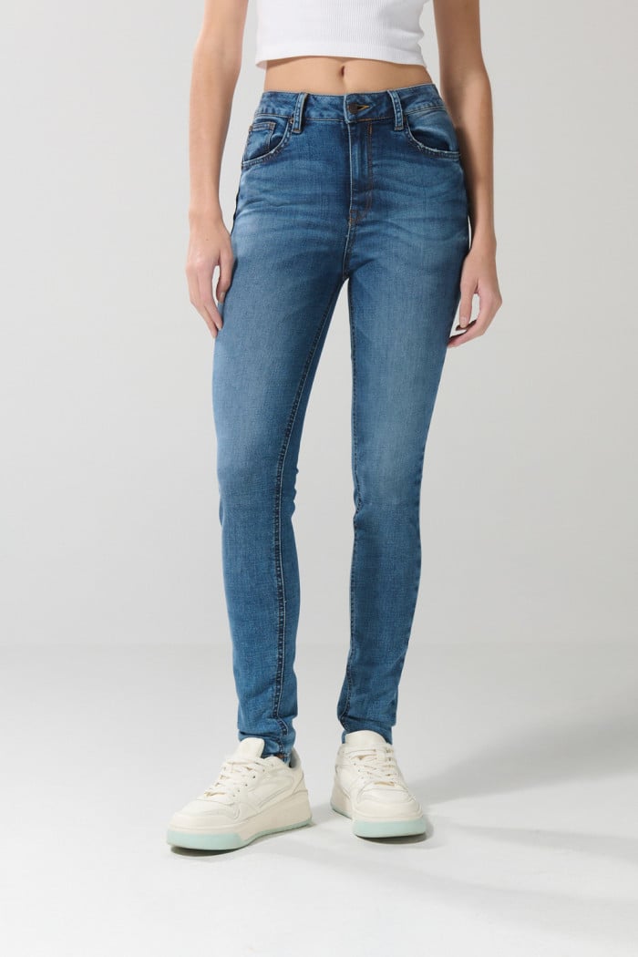 Jean tiro alto push up azul claro con pretina sencilla