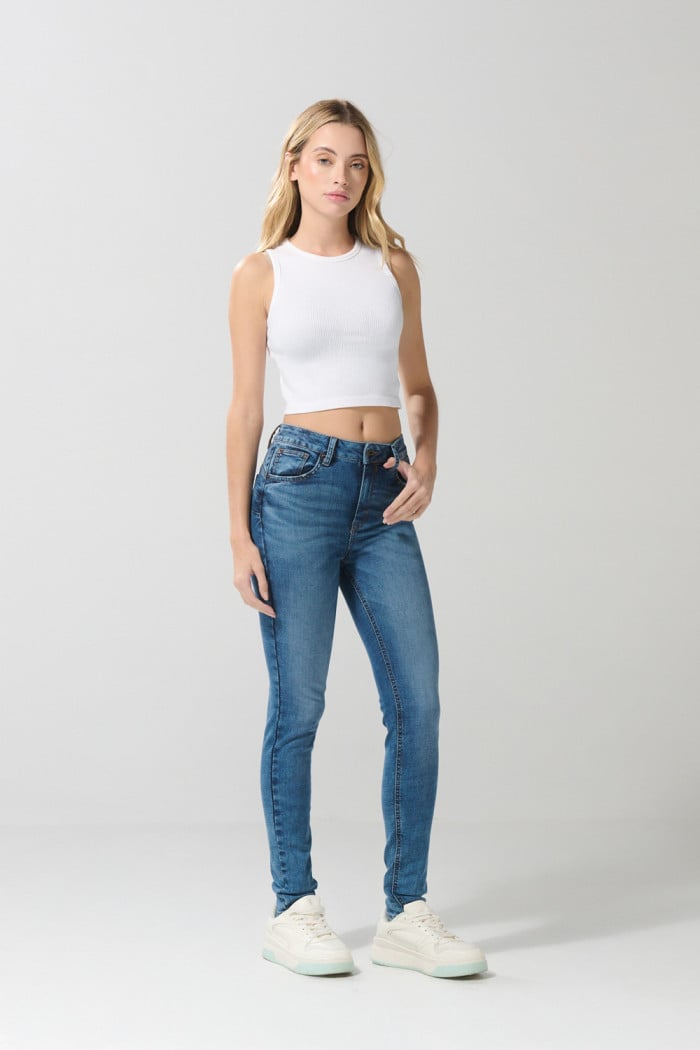 Jean tiro alto push up azul claro con pretina sencilla