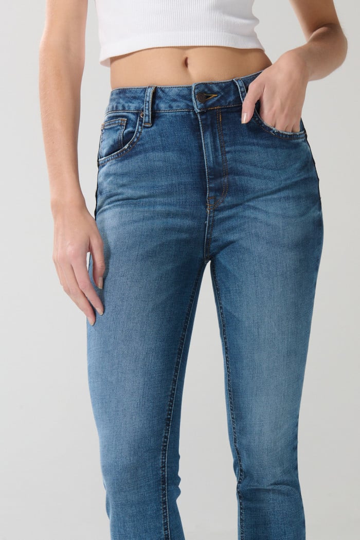 Jean tiro alto push up azul claro con pretina sencilla