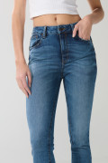 Jean tiro alto push up azul claro con pretina sencilla