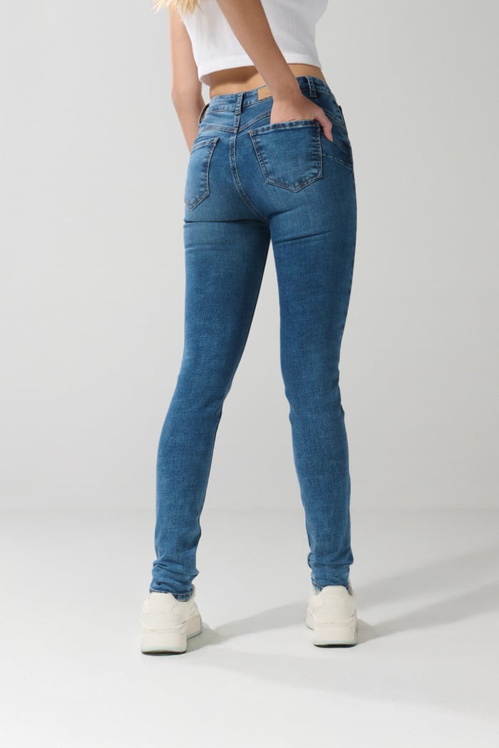 Jean tiro alto push up azul claro con pretina sencilla