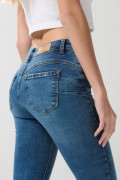 Jean tiro alto push up azul claro con pretina sencilla