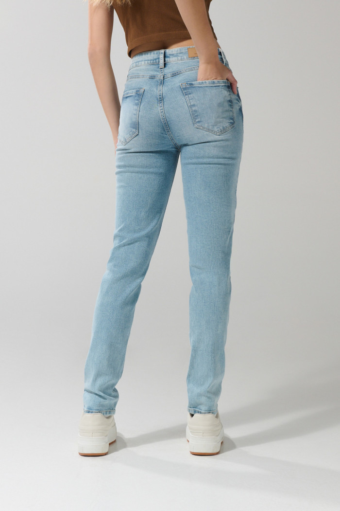 Jean tiro alto jegging ceñido azul claro con bolsillos