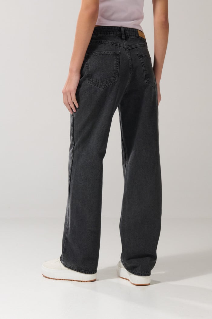 Jean bota recta 90´S gris oscuro con bolsillos y tiro alto