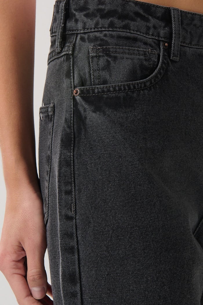 Jean bota recta 90´S gris oscuro con bolsillos y tiro alto