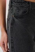 Jean bota recta 90´S gris oscuro con bolsillos y tiro alto
