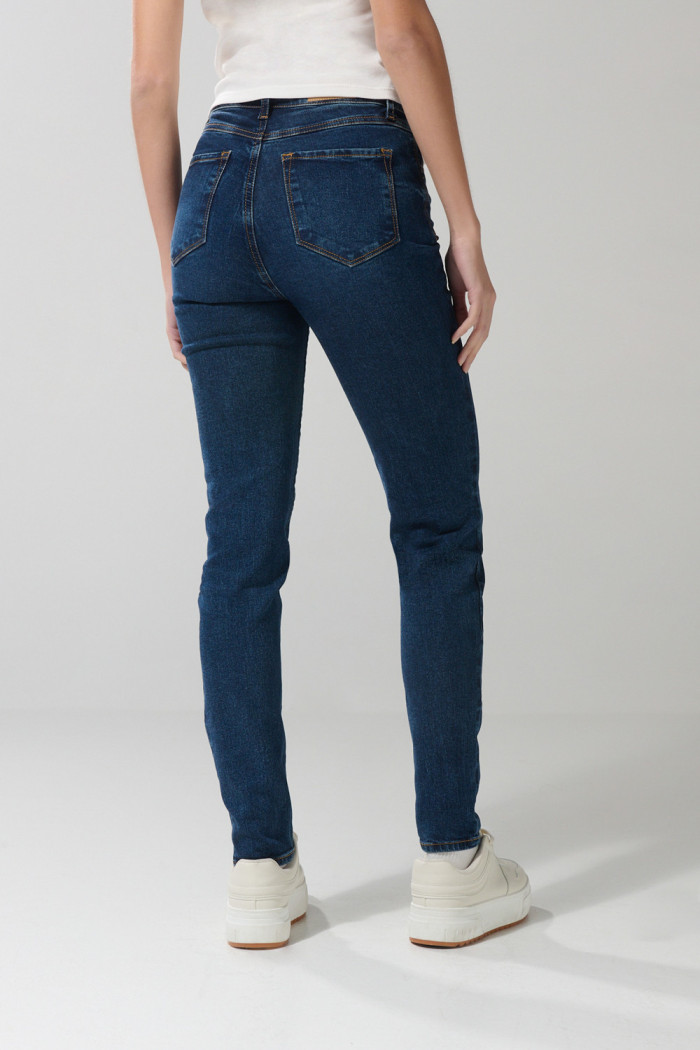 Jean tiro súper alto jegging azul oscuro con rotos en frente