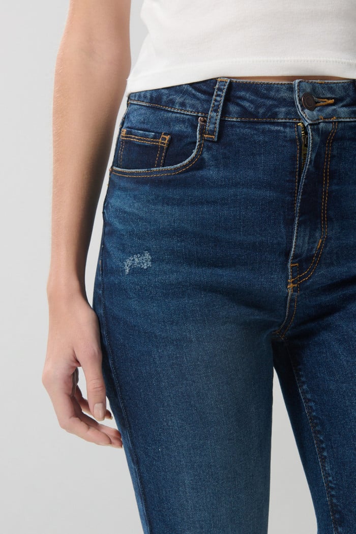 Jean tiro súper alto jegging azul oscuro con rotos en frente
