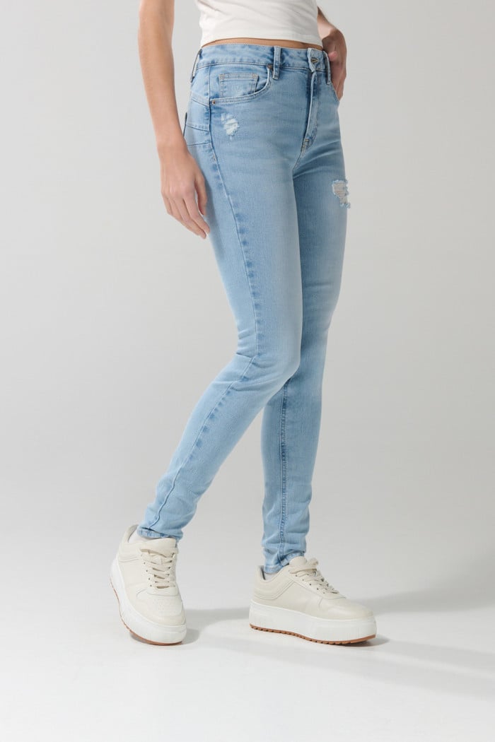 Jean push up azul claro con realce, rotos y tiro alto