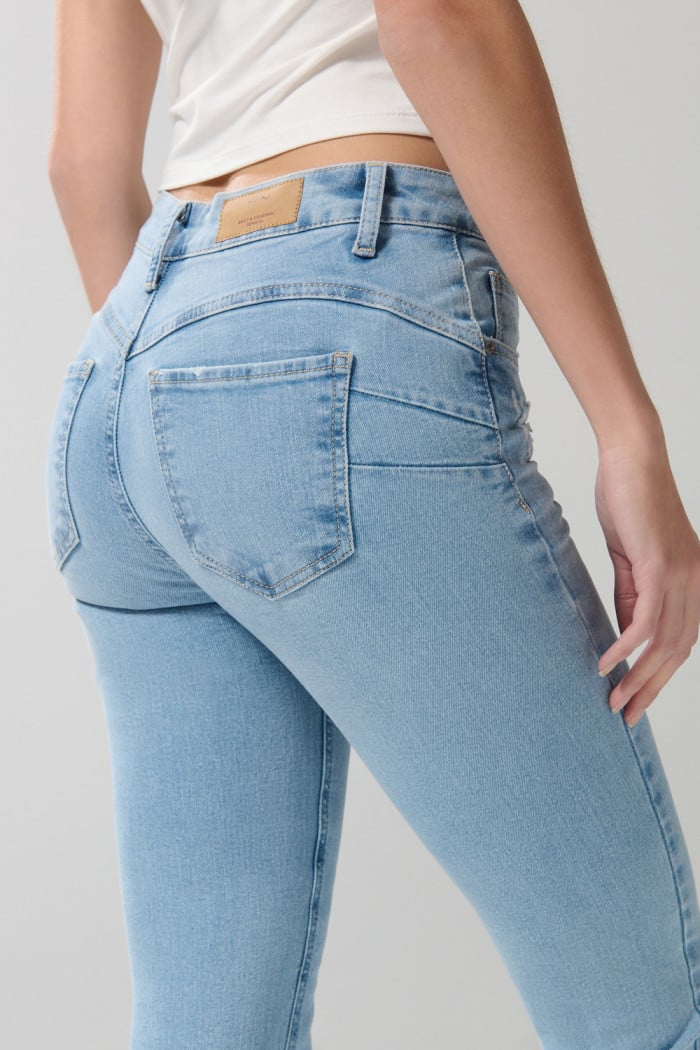 Jean push up azul claro con realce, rotos y tiro alto