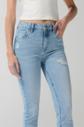 Jean push up azul claro con realce, rotos y tiro alto