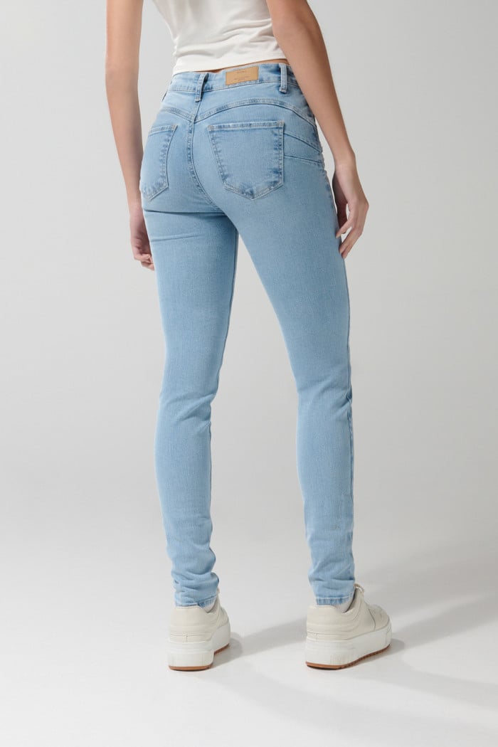 Jean push up azul claro con realce, rotos y tiro alto