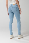 Jean push up azul claro con realce, rotos y tiro alto
