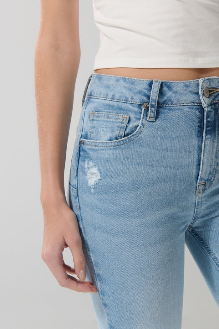 Jean push up azul claro con realce, rotos y tiro alto