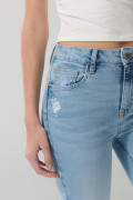 Jean push up azul claro con realce, rotos y tiro alto