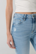Jean push up azul claro con realce, rotos y tiro alto