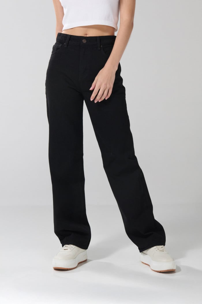 Jean 90´S negro con cremallera, bota recta y tiro alto