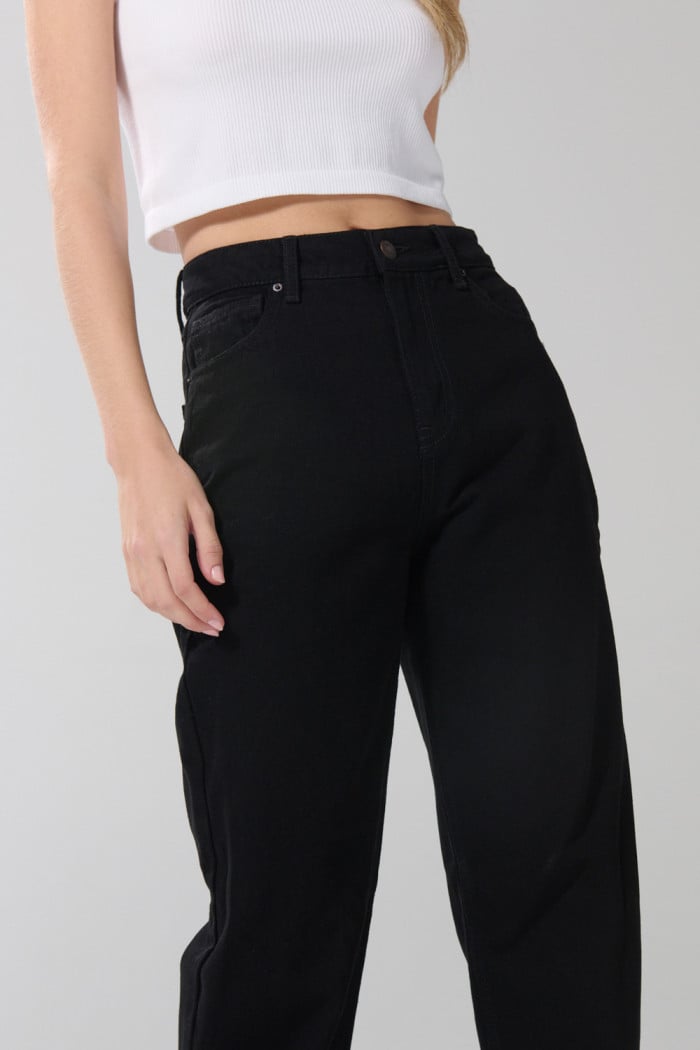 Jean 90´S negro con cremallera, bota recta y tiro alto