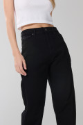Jean 90´S negro con cremallera, bota recta y tiro alto
