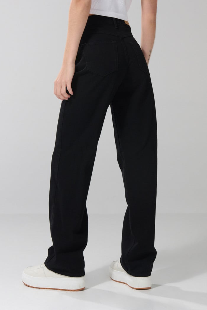 Jean 90´S negro con cremallera, bota recta y tiro alto