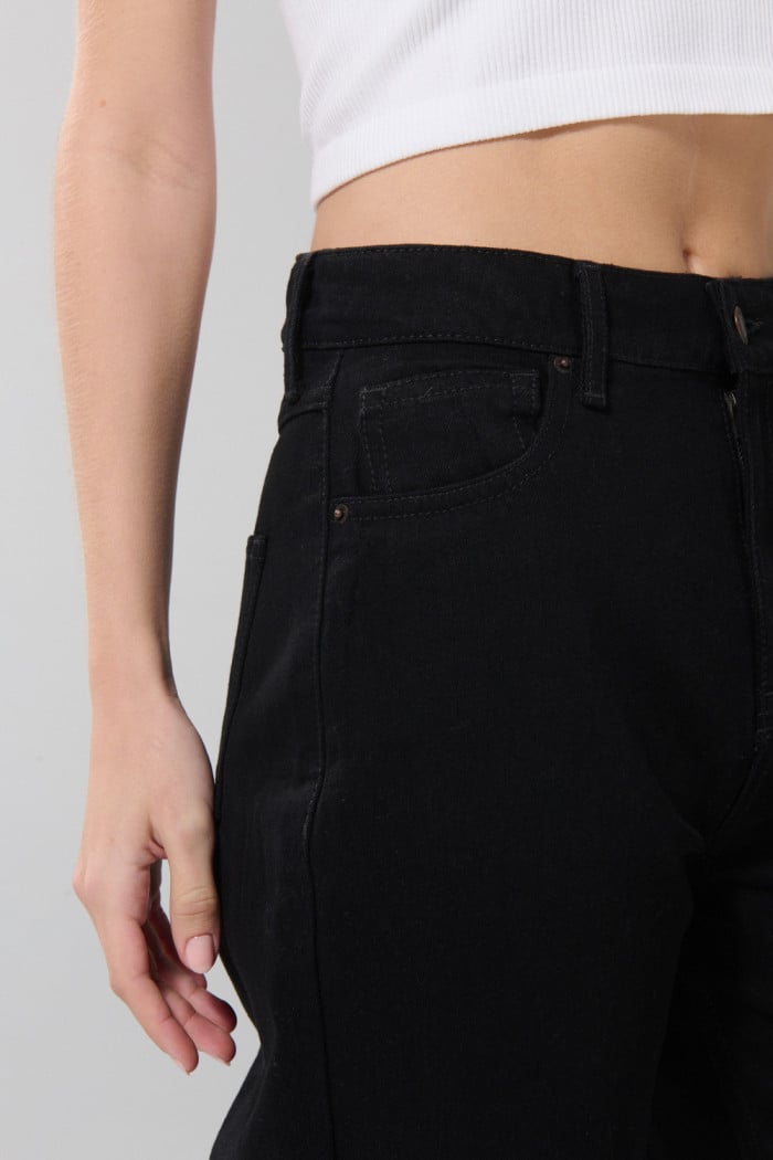 Jean 90´S negro con cremallera, bota recta y tiro alto