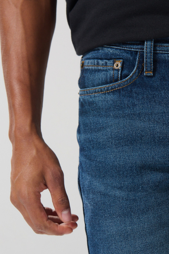 Jean 90´S holgado azul oscuro con bota recta y tiro bajo