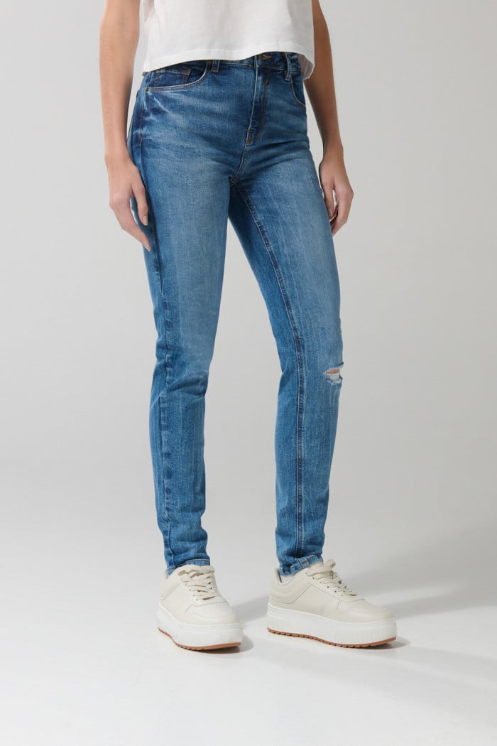 Jean jegging azul claro con roto en rodilla y tiro alto