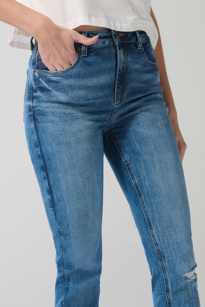 Jean jegging azul claro con roto en rodilla y tiro alto