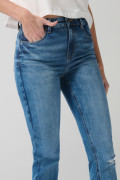 Jean jegging azul claro con roto en rodilla y tiro alto