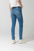 Jean jegging azul claro con roto en rodilla y tiro alto