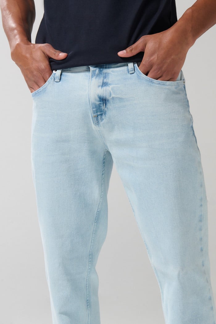Jean tiro bajo azul claro tipo slim ajustado con desgastes