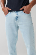 Jean tiro bajo azul claro tipo slim ajustado con desgastes
