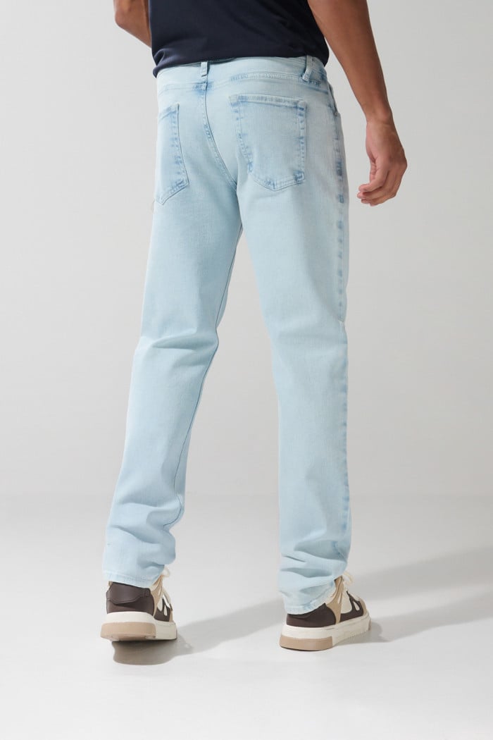 Jean tiro bajo azul claro tipo slim ajustado con desgastes