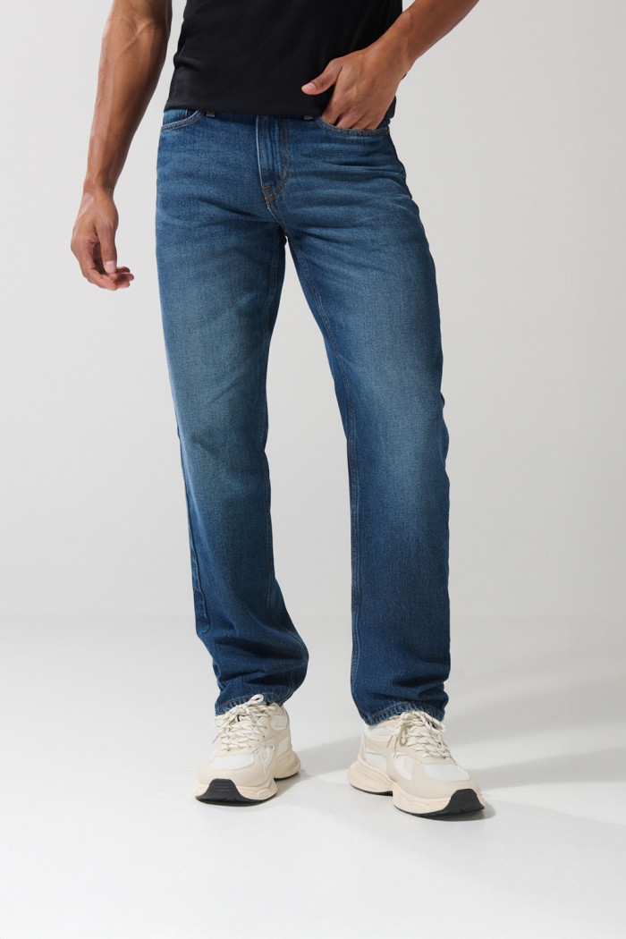 Jean azul oscuro 90´S con tiro bajo y bota recta