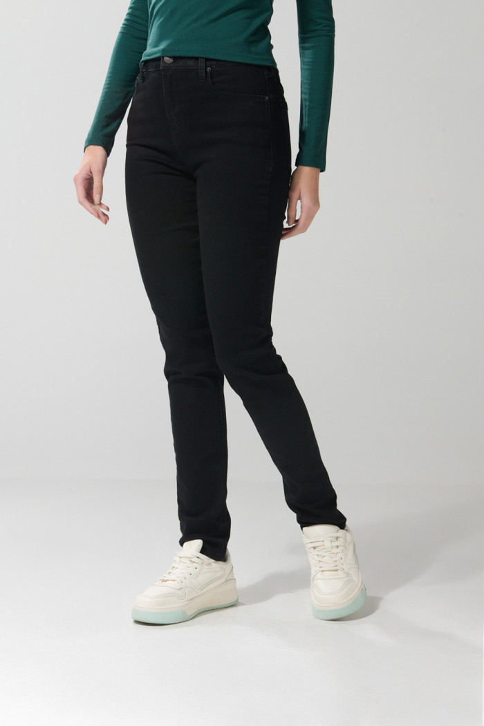 Jean jegging ceñido negro con cremallera y tiro alto