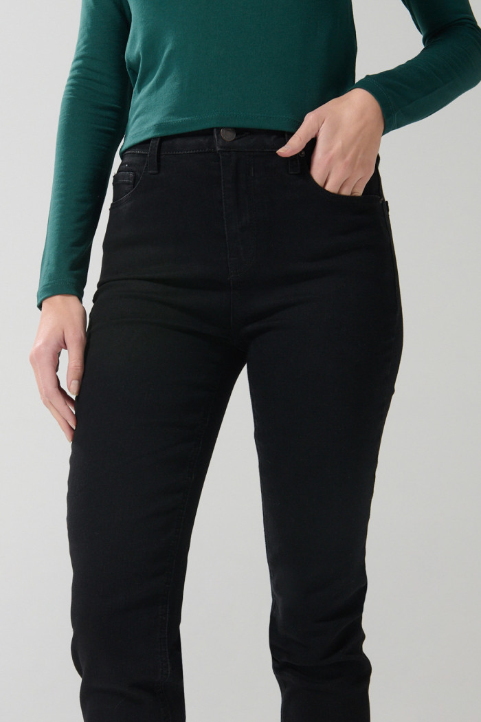 Jean jegging ceñido negro con cremallera y tiro alto