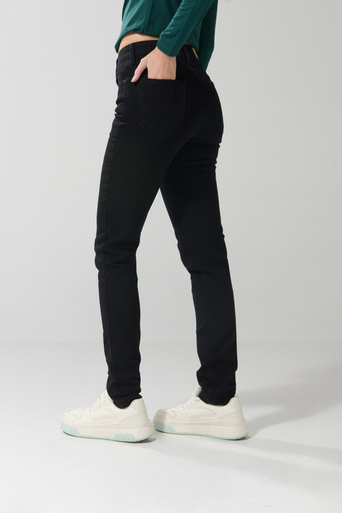 Jean jegging ceñido negro con cremallera y tiro alto
