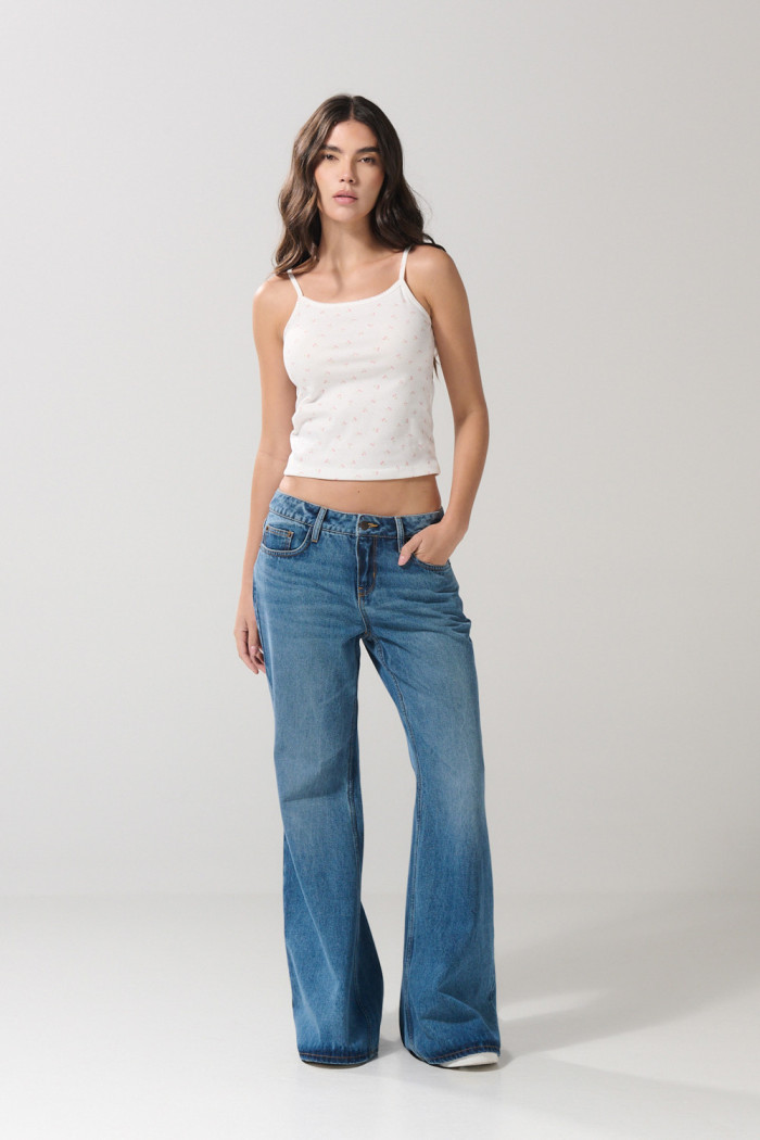 Jean flare tiro medio azul claro con bota ancha y bolsillos