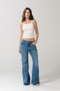 Jean flare tiro medio azul claro con bota ancha y bolsillos