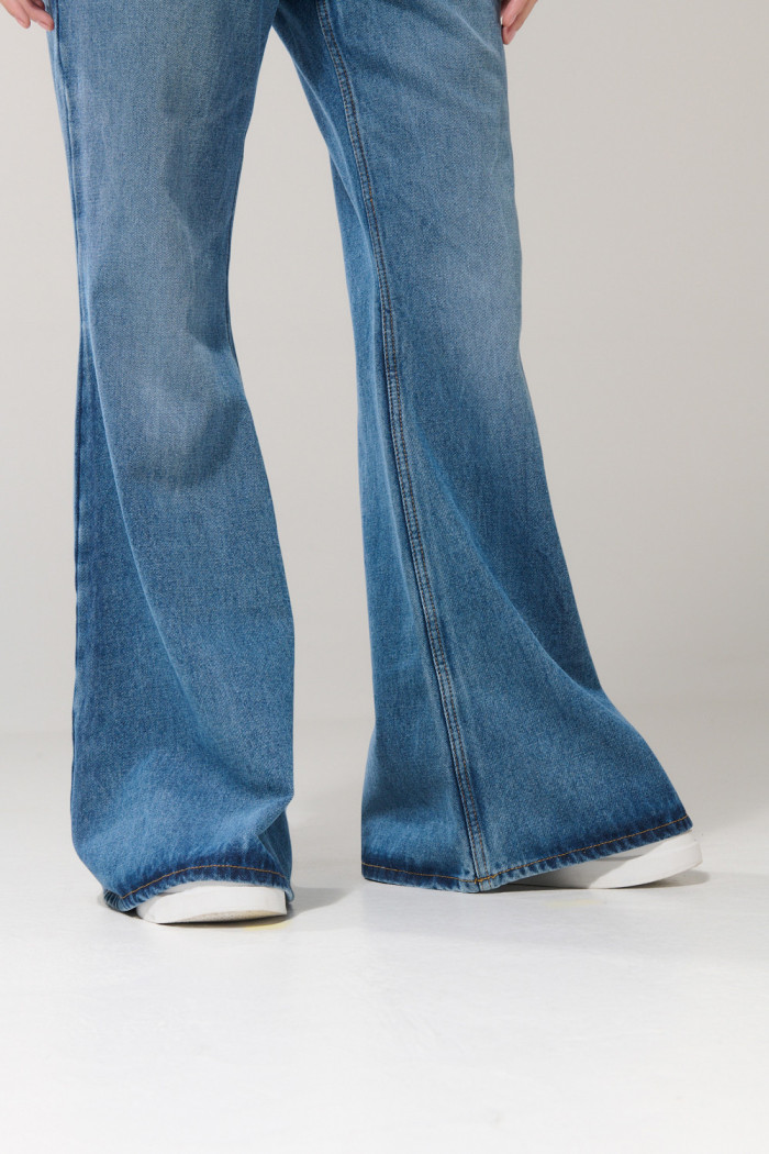 Jean flare tiro medio azul claro con bota ancha y bolsillos