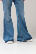 Jean flare tiro medio azul claro con bota ancha y bolsillos