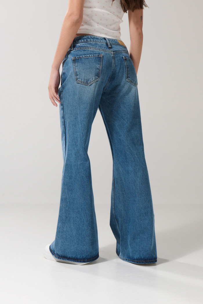 Jean flare tiro medio azul claro con bota ancha y bolsillos